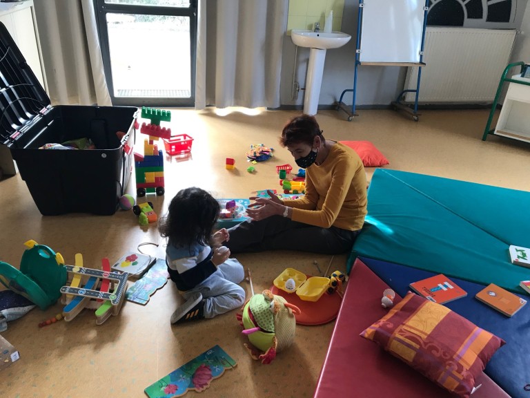 Garde d'enfants au Centre de l'enfance pendant que les parents suivent les ateliers Des livres à soi